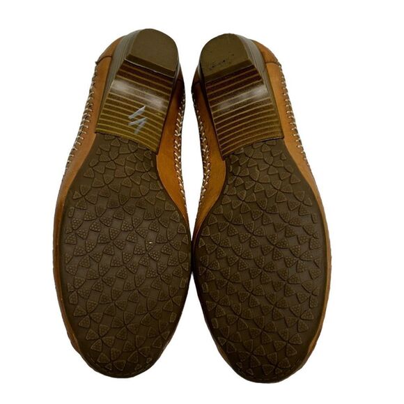 Vintage Leather Tan Light Brown Slip on Short Heels Stitching White Mountain - Picture 10 of 11